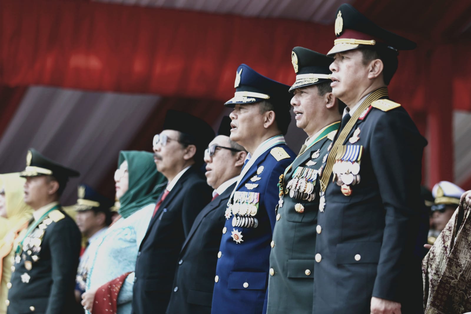 Kepala BNPB Letjen TNI Suharyanto, S.Sos., M.M. (kedua dari kanan) menghadiri upacara peringatan Hari Ulang Tahun (HUT) ke-78 Tentara Nasional Indonesia (TNI) yang dihelat di Monumen Nasional, Jakarta, Kamis (5/10). 